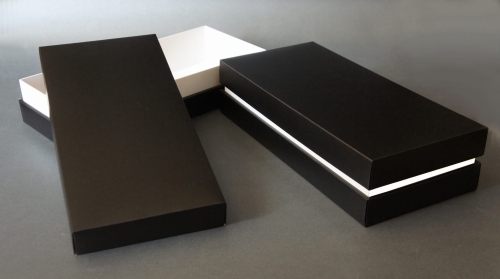 Opakowanie SatinII czarne laminat mat + biała szyjka.JPG